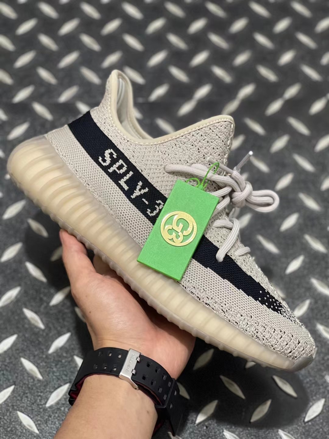 NO:620620,High version [G3 version top pure original terminal supply] adidas originals Yeezy Boost V2 'Reverse Oreo' wear-resistant and breathable running shoes, gray black, same style for men and women. This Yeezy Boost V2 uses Primeknit upper, using Off-White/Beige tones with black SPLY-stripes, exuding a 'reverse Oreo' atmosphere. The translucent Boost cushioning makes the design more perfect. Size 36 36.5 37 38 39  40 40.5 41 42 42.5 43 44 44.5 45 46 47 48,,adidas,off white,versace19860909高版本【G3版顶级纯原终端供应】 adidas originals Yeezy Boost V2 'Reverse Oreo” 耐磨透气跑步鞋 灰黑 男女同款 这款 Yeezy Boost V2 采用 Primeknit 鞋面,采用 Off-White/Beige 色调搭配黑色 SPLY- 条纹,散发出“反向奥利奥”的氛围.半透明的 Boost 缓冲使设计更加完美 尺码36 36.5 37 38 39 40 40.5 41 42 42.5 43 44 44.5 45 46 47 48,,adidas,off white,versace,Men's shoes