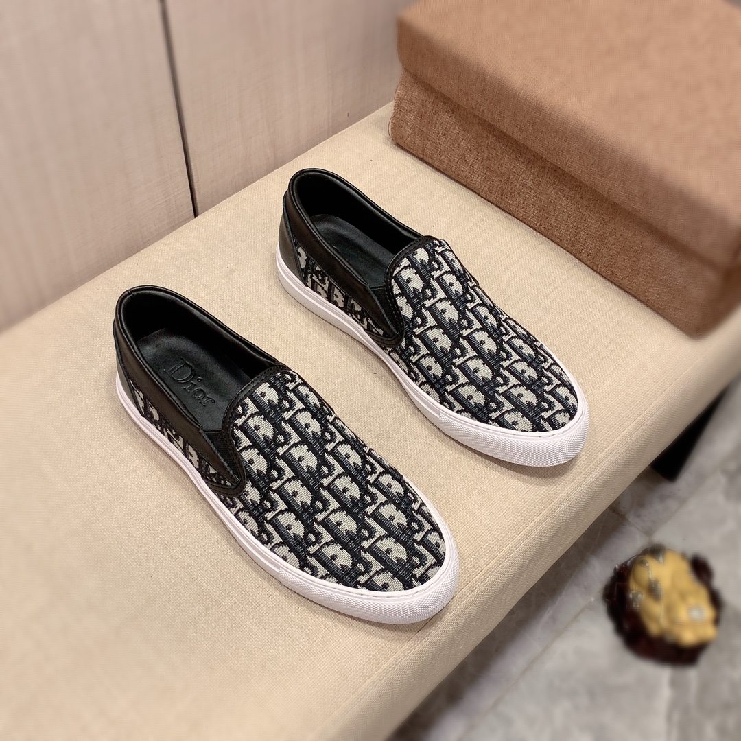 I0     原版1:1 迪奥* 官网•同款高•版本最新•爆款休闲鞋，专柜1:1。顶端品牌 奢侈～代购，顶级～质量。专柜同卖产品[强]鞋面選用进口透气牛皮搭配布面料材质➕透气羊皮内里•精细做工。原版个性时尚柔软橡膠耐磨防滑大底，上脚轻巧舒适，实物拍摄🎬實物更好看，2661广州码: 38-44。2️⃣色可选