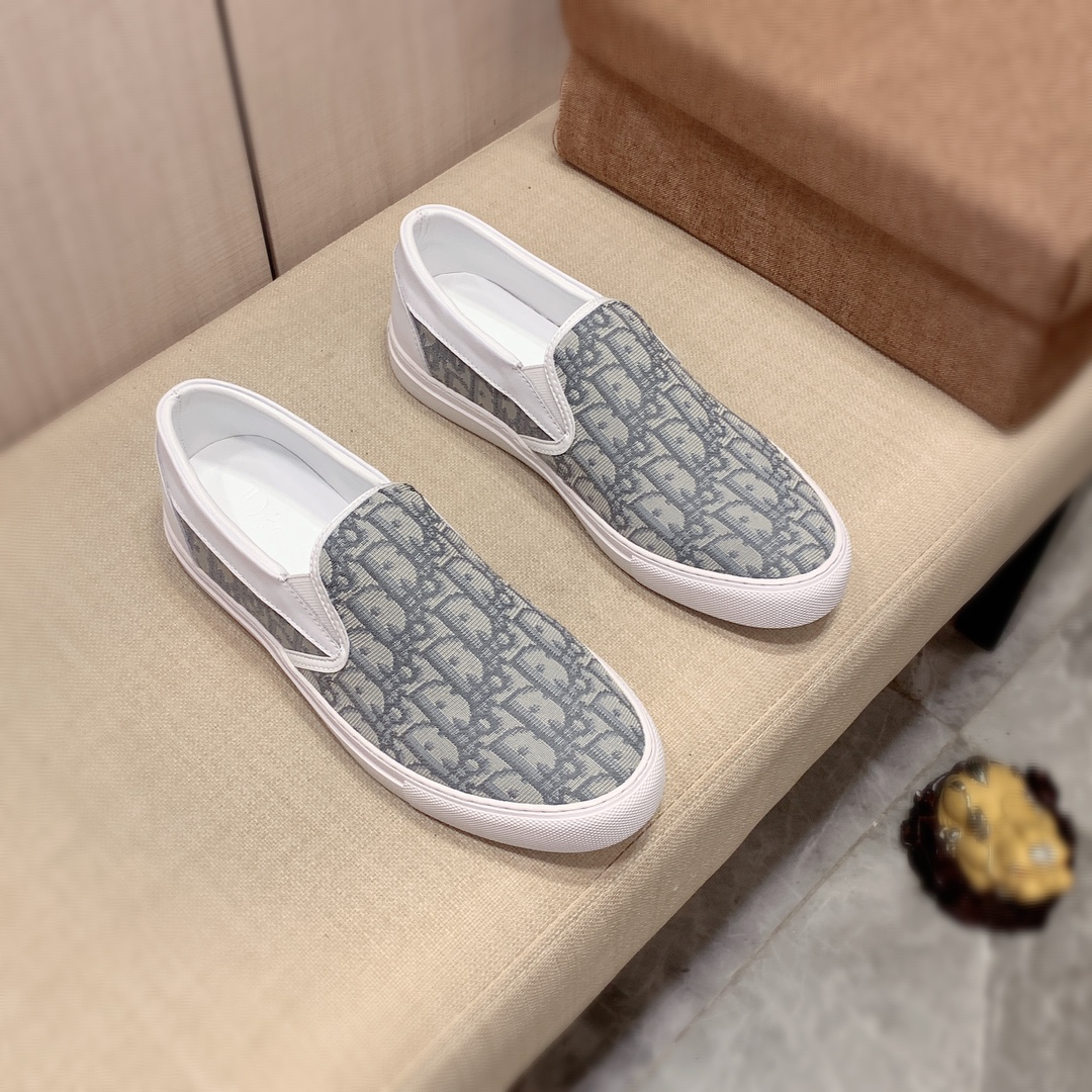 I0     原版1:1 迪奥* 官网•同款高•版本最新•爆款休闲鞋，专柜1:1。顶端品牌 奢侈～代购，顶级～质量。专柜同卖产品[强]鞋面選用进口透气牛皮搭配布面料材质➕透气羊皮内里•精细做工。原版个性时尚柔软橡膠耐磨防滑大底，上脚轻巧舒适，实物拍摄🎬實物更好看，2661广州码: 38-44。2️⃣色可选