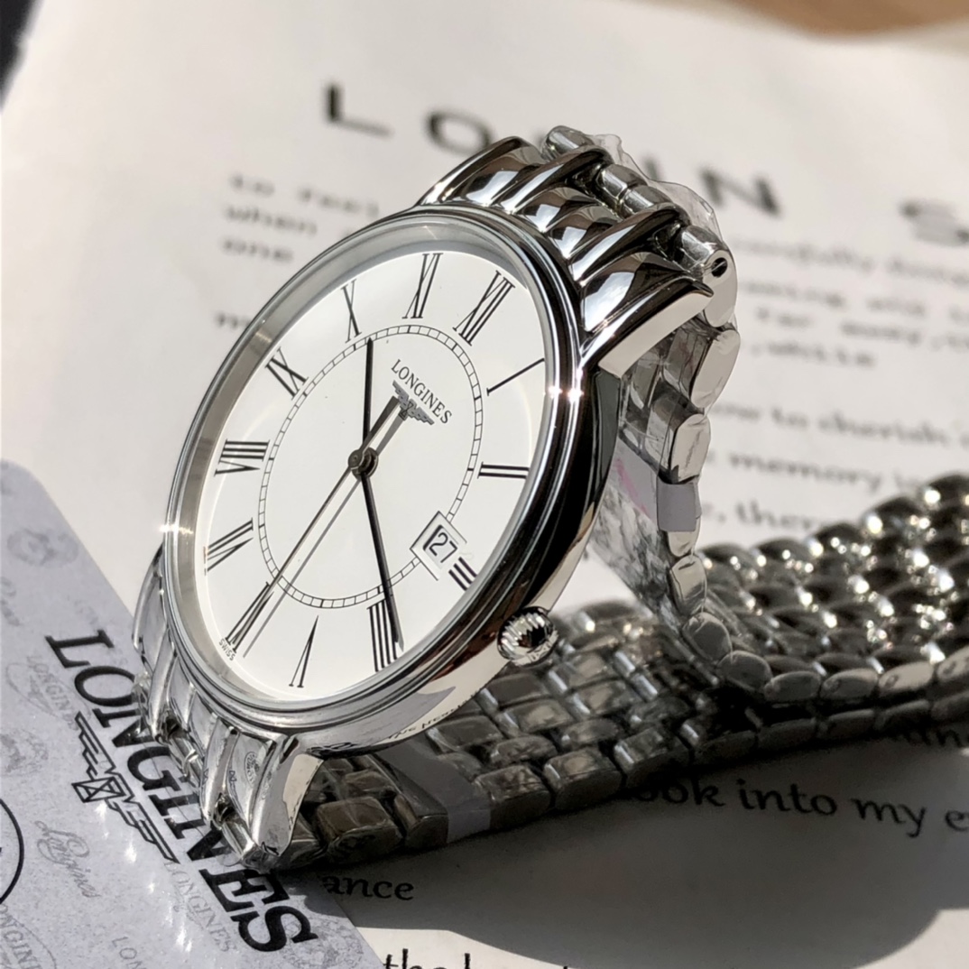 批💰700配盒
好货来啦！Original 浪琴LONGINES瑰丽系列男式石英腕表，尺寸~40mm，经典不败的浪琴系列-休闲时尚石英腕表，体现了以飞翼沙漏标志而闻名于世的浪琴品牌最古老的制造美学，圆润皎洁的明月令人心驰神往，采用原装瑞士进口ETA64111专用机芯，走时精准，抗磨损蓝宝石镜面，三折式安全表扣和按压式开启装置，原厂大配件立显腕表精髓，一表一码，配全套专柜包装。