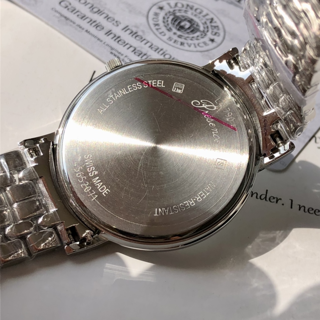 批💰700配盒
好货来啦！Original 浪琴LONGINES瑰丽系列男式石英腕表，尺寸~40mm，经典不败的浪琴系列-休闲时尚石英腕表，体现了以飞翼沙漏标志而闻名于世的浪琴品牌最古老的制造美学，圆润皎洁的明月令人心驰神往，采用原装瑞士进口ETA64111专用机芯，走时精准，抗磨损蓝宝石镜面，三折式安全表扣和按压式开启装置，原厂大配件立显腕表精髓，一表一码，配全套专柜包装。