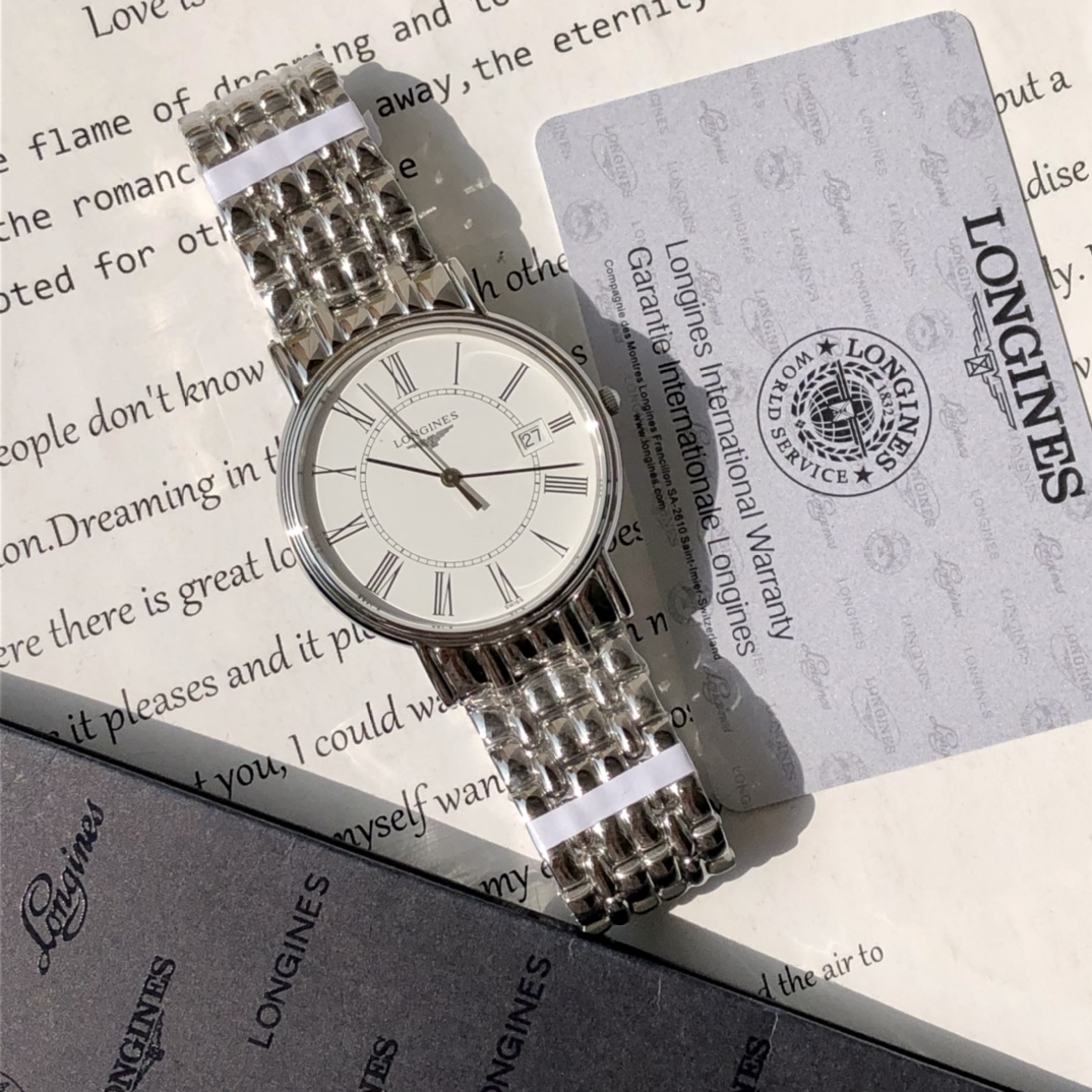 批💰700配盒
好货来啦！Original 浪琴LONGINES瑰丽系列男式石英腕表，尺寸~40mm，经典不败的浪琴系列-休闲时尚石英腕表，体现了以飞翼沙漏标志而闻名于世的浪琴品牌最古老的制造美学，圆润皎洁的明月令人心驰神往，采用原装瑞士进口ETA64111专用机芯，走时精准，抗磨损蓝宝石镜面，三折式安全表扣和按压式开启装置，原厂大配件立显腕表精髓，一表一码，配全套专柜包装。