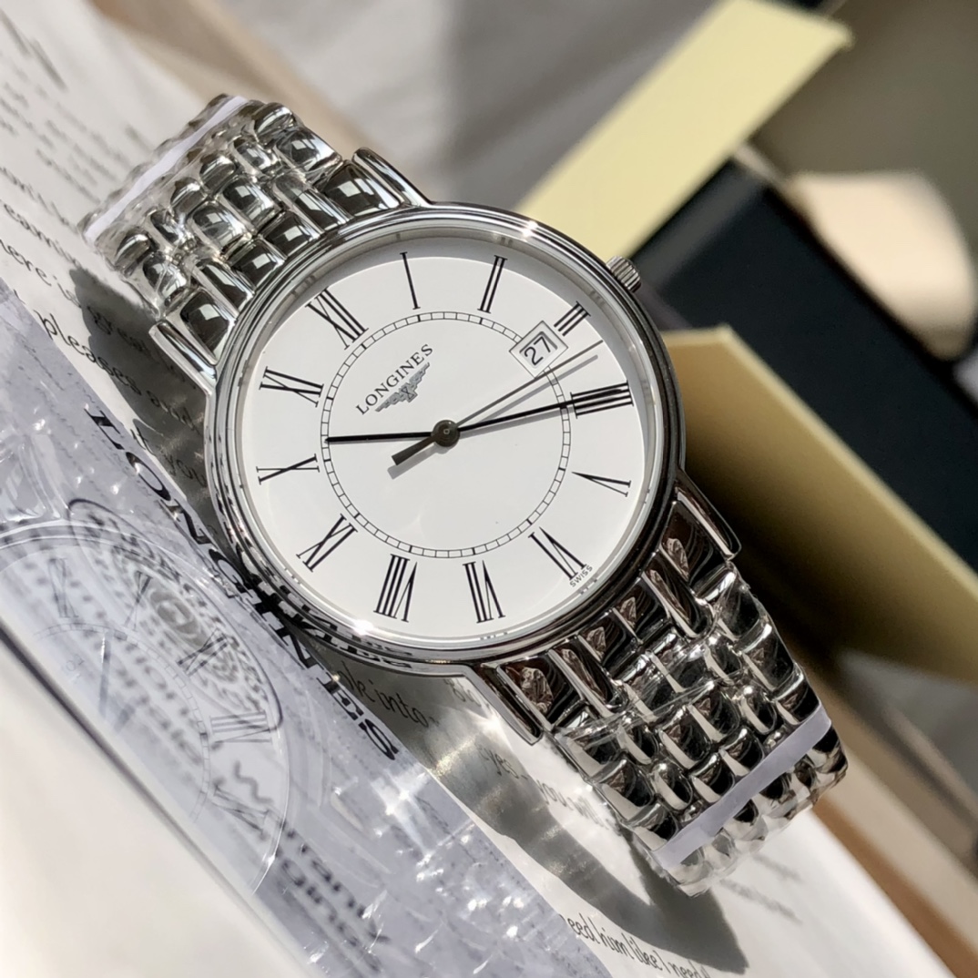 批💰700配盒
好货来啦！Original 浪琴LONGINES瑰丽系列男式石英腕表，尺寸~40mm，经典不败的浪琴系列-休闲时尚石英腕表，体现了以飞翼沙漏标志而闻名于世的浪琴品牌最古老的制造美学，圆润皎洁的明月令人心驰神往，采用原装瑞士进口ETA64111专用机芯，走时精准，抗磨损蓝宝石镜面，三折式安全表扣和按压式开启装置，原厂大配件立显腕表精髓，一表一码，配全套专柜包装。