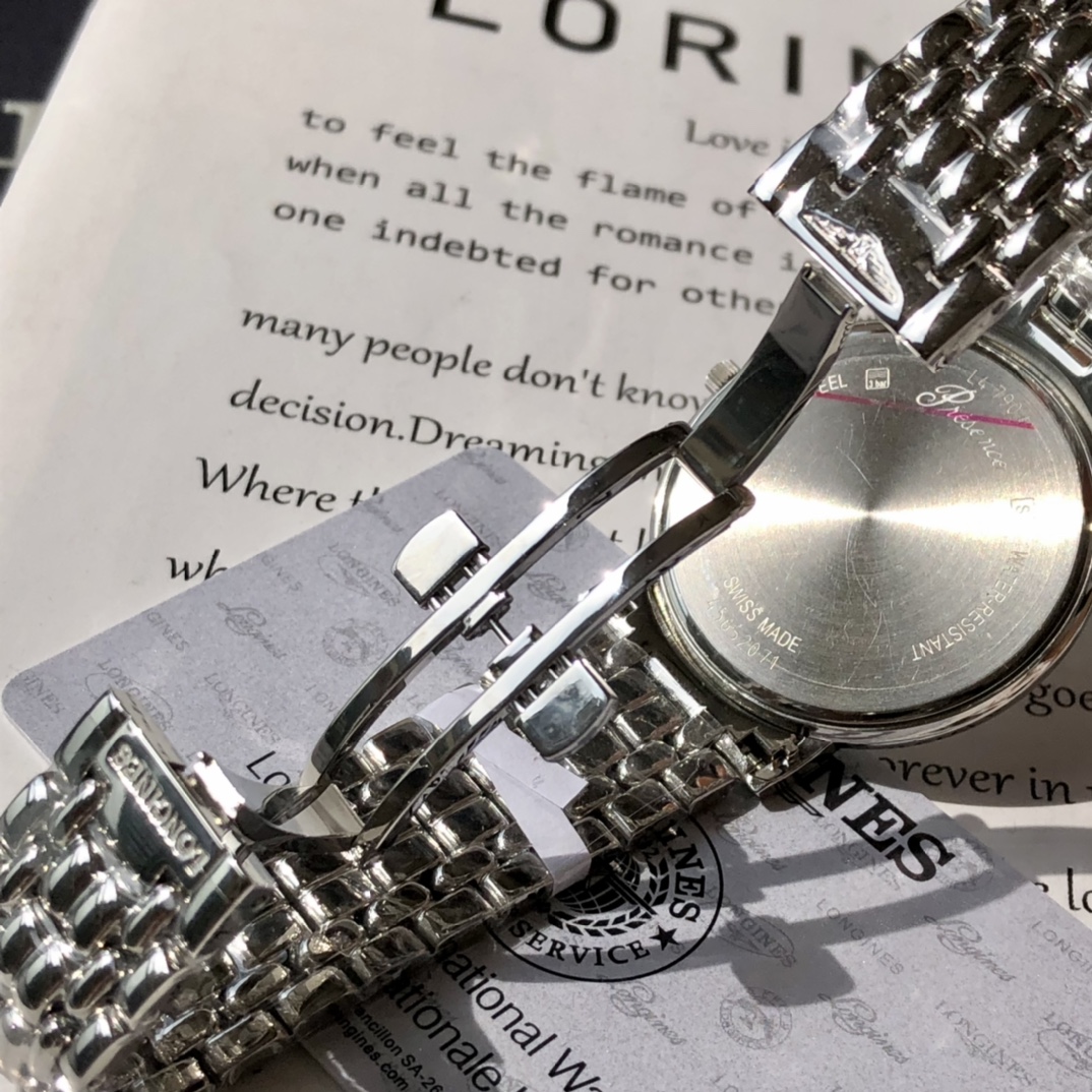 批💰700配盒
好货来啦！Original 浪琴LONGINES瑰丽系列男式石英腕表，尺寸~40mm，经典不败的浪琴系列-休闲时尚石英腕表，体现了以飞翼沙漏标志而闻名于世的浪琴品牌最古老的制造美学，圆润皎洁的明月令人心驰神往，采用原装瑞士进口ETA64111专用机芯，走时精准，抗磨损蓝宝石镜面，三折式安全表扣和按压式开启装置，原厂大配件立显腕表精髓，一表一码，配全套专柜包装。