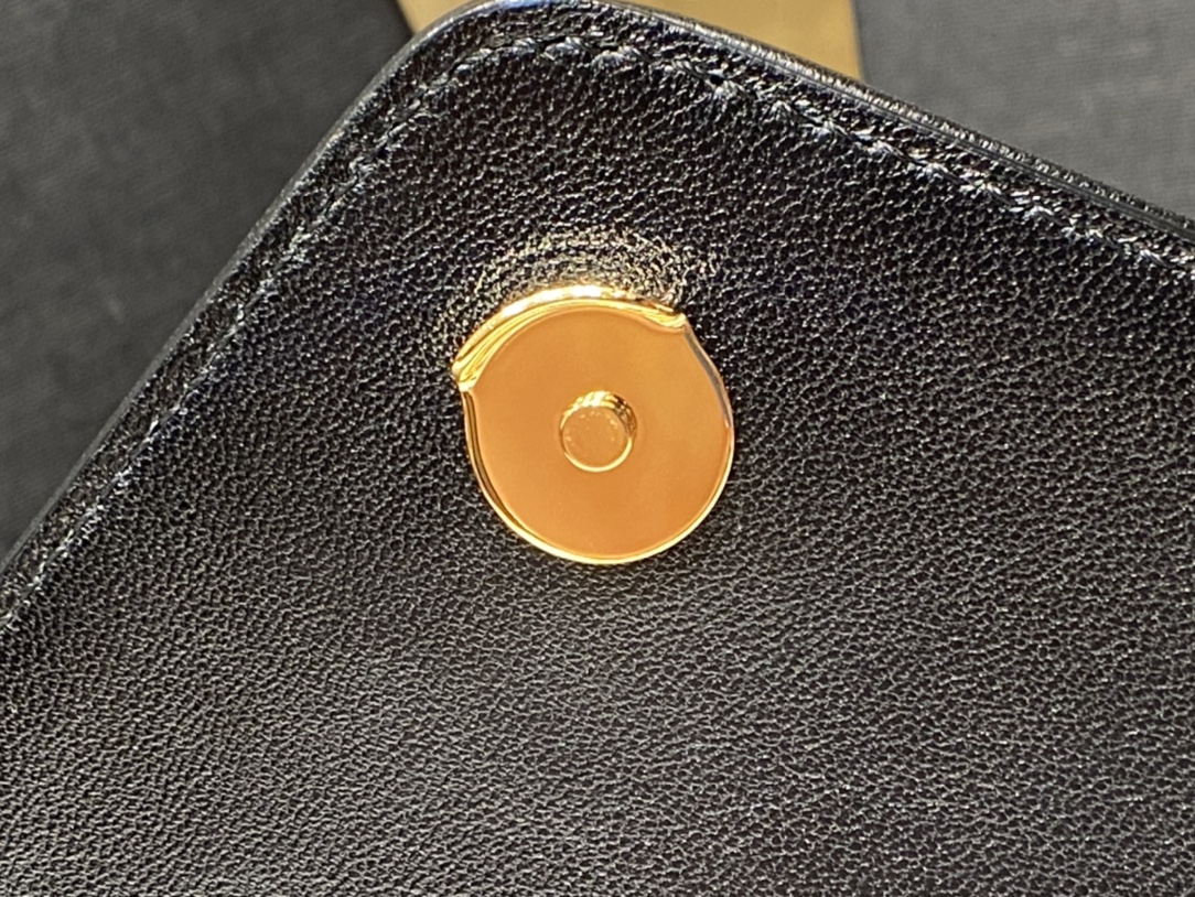 Saint laurent Ysl Gaby绗缝纹路信封斜挎包 668863黑色