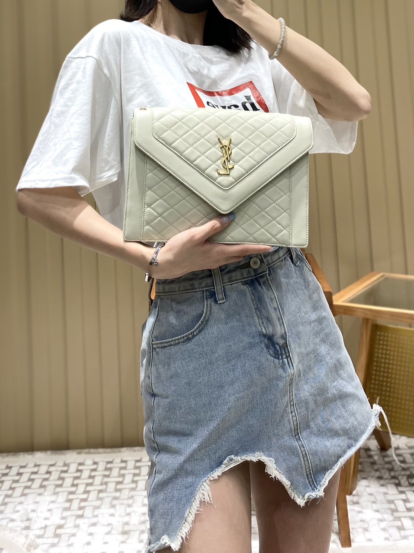 Saint laurent Ysl Gaby绗缝纹路信封斜挎包 668863白色