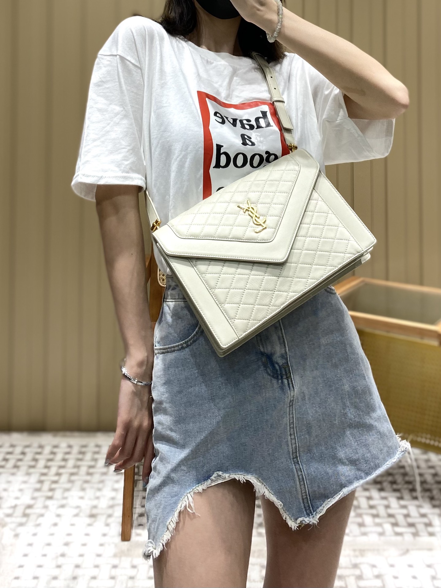 Saint laurent Ysl Gaby绗缝纹路信封斜挎包 668863白色