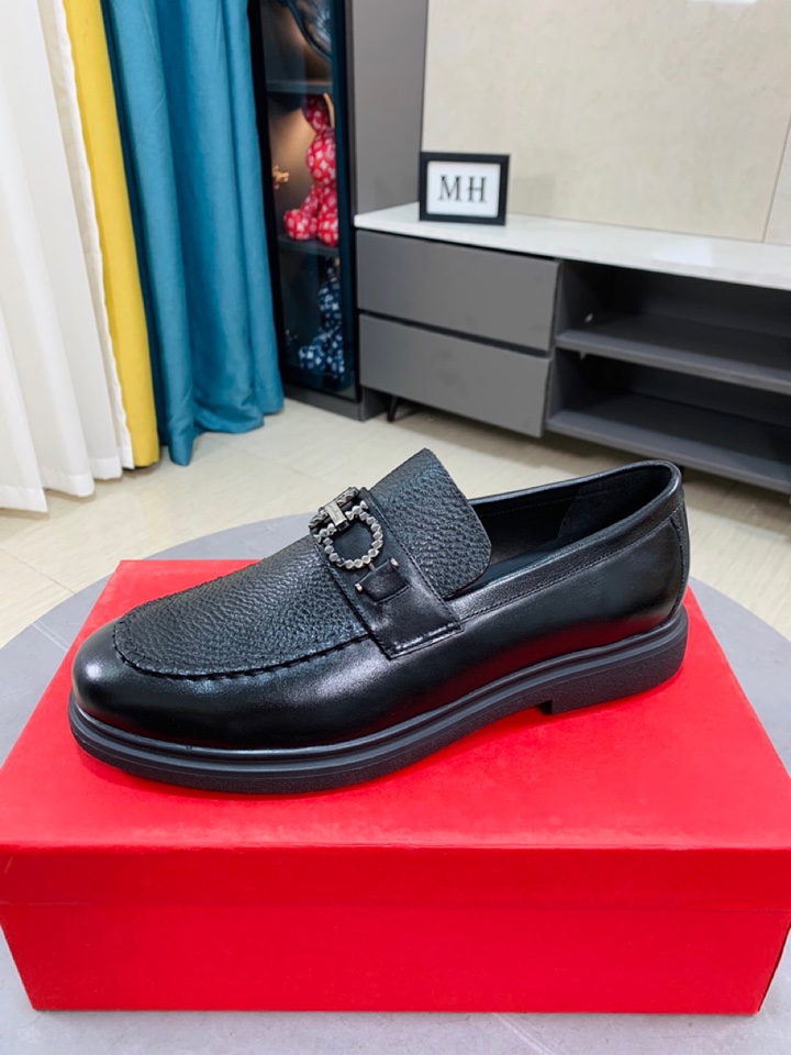 J0   牛里Ferragamo菲拉格慕最新男士商务皮鞋🇨🇳官网原版1:1开模💯头层采用意大利进口牛皮➕奢华牛皮内里，柔软舒适🌴高端大气，高品味男士首选🍍38-44 45可订做