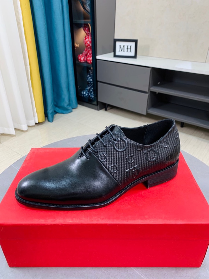 J0   牛里Ferragamo菲拉格慕最新男士商务皮鞋🇨🇳官网原版1:1开模💯头层采用意大利进口牛皮➕奢华牛皮内里，柔软舒适🌴高端大气，高品味男士首选🍍38-44 45可订做