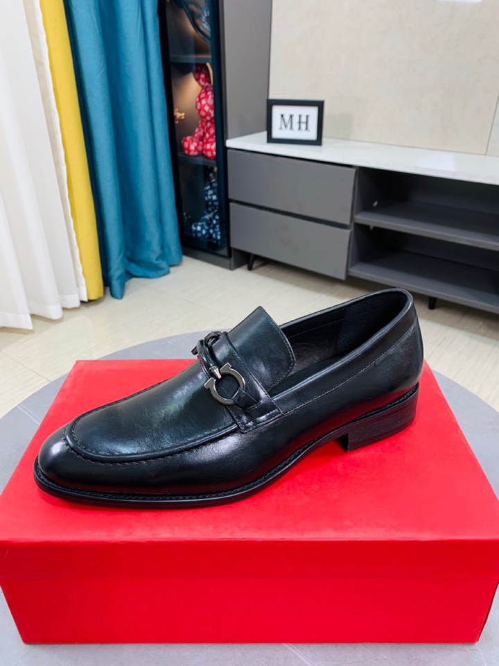 J0   牛里Ferragamo菲拉格慕最新男士商务皮鞋🇨🇳官网原版1:1开模💯头层采用意大利进口牛皮➕奢华牛皮内里，柔软舒适🌴高端大气，高品味男士首选🍍38-44 45可订做