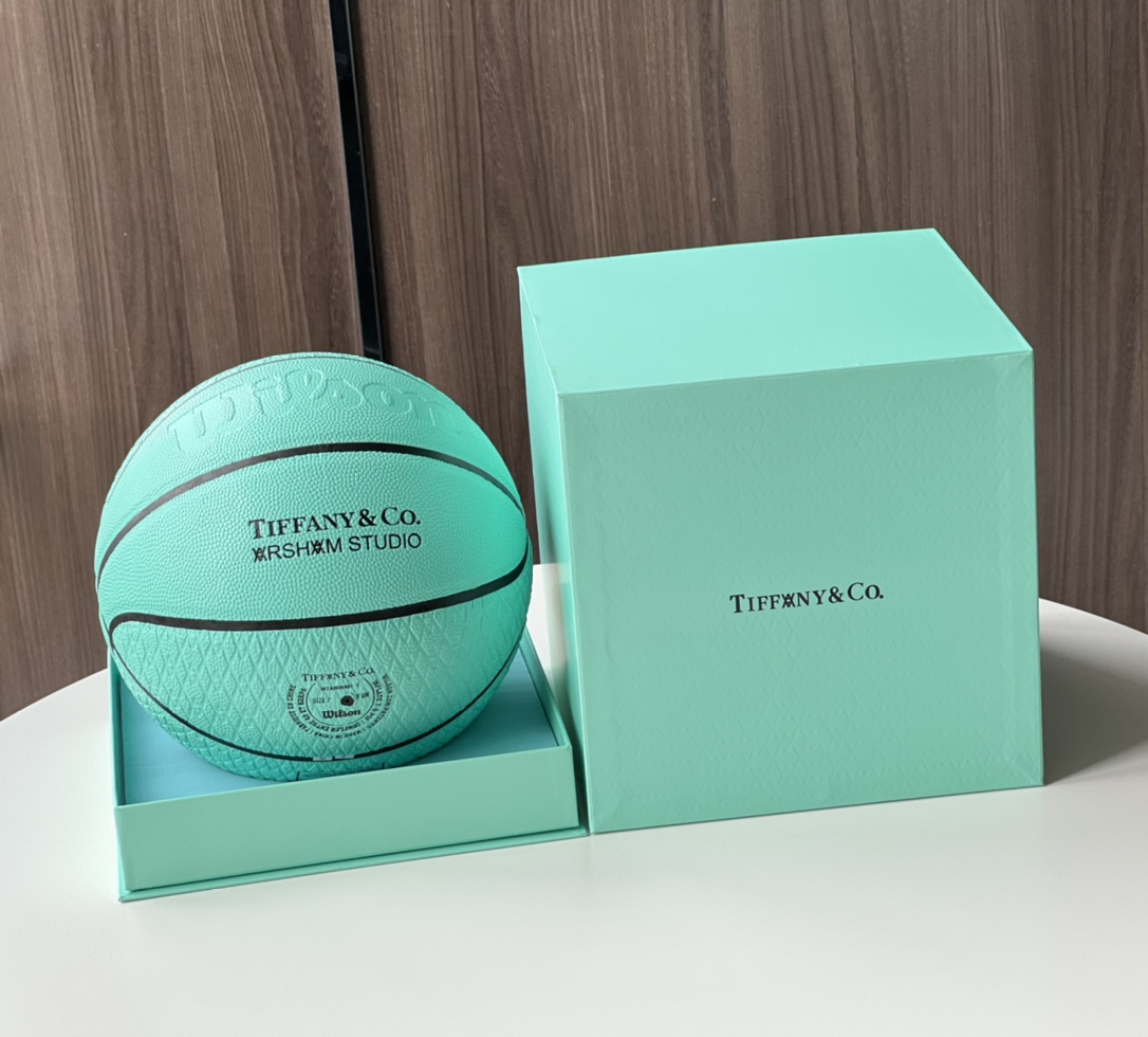 NO:809084,Tifany & Co. and artist Daniel Arsham Wilson Basketball jointly launch a sales version of the basketball!  Tiffany Blue Basketball!  High-end trendy display items, regular No. 7 ball, can be used in actual combat!  Different from market currency!  Our quality is impeccable!  It’s still that touch of blue, which is always irresistible!  Whether it is for playing or playing sports on the court, it is an eye-catching item. It is a collectible item. If you like it, hurry up and get it!  , trendy department store19860909Tifany & Co.携手艺术家 Daniel Arsham Wilson Basketball 联名蓝球推出销量版！Tiffany Blue 篮球！高逼格的潮流陈列单品,正规七号球,可实战！与市场通货不同！咱家品质无可挑剔！依旧是那抹蓝色,总是让人无法拒绝！无论是把玩或者去球场运动都是很吸睛的单品 收藏级单品 喜欢抓紧下手吧！,潮品百货,accessory