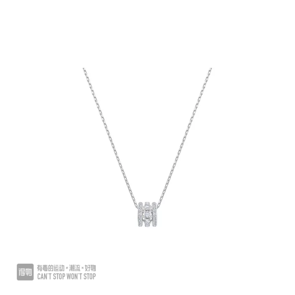 💰90
施华洛世奇💗
银色满钻三圈时来运转项链 不会死板 设计感很活力 尤其风格也是及其百搭   最有纪念意义的饰品