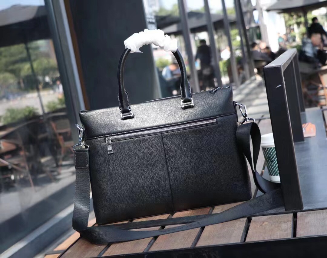 🅿490推出火爆 斜挎手提公文包🌲意大利进口牛皮🌲顶级货，🙀精钢五金均有品牌LOGO,看皮的光泽度，看油边，看走线，市场最高品质，没有之一，识货首选。尺寸：39.27.6颜色：黑色