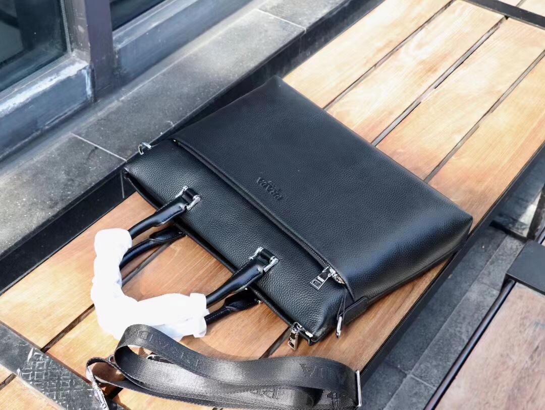 🅿490推出火爆 斜挎手提公文包🌲意大利进口牛皮🌲顶级货，🙀精钢五金均有品牌LOGO,看皮的光泽度，看油边，看走线，市场最高品质，没有之一，识货首选。尺寸：39.27.6颜色：黑色