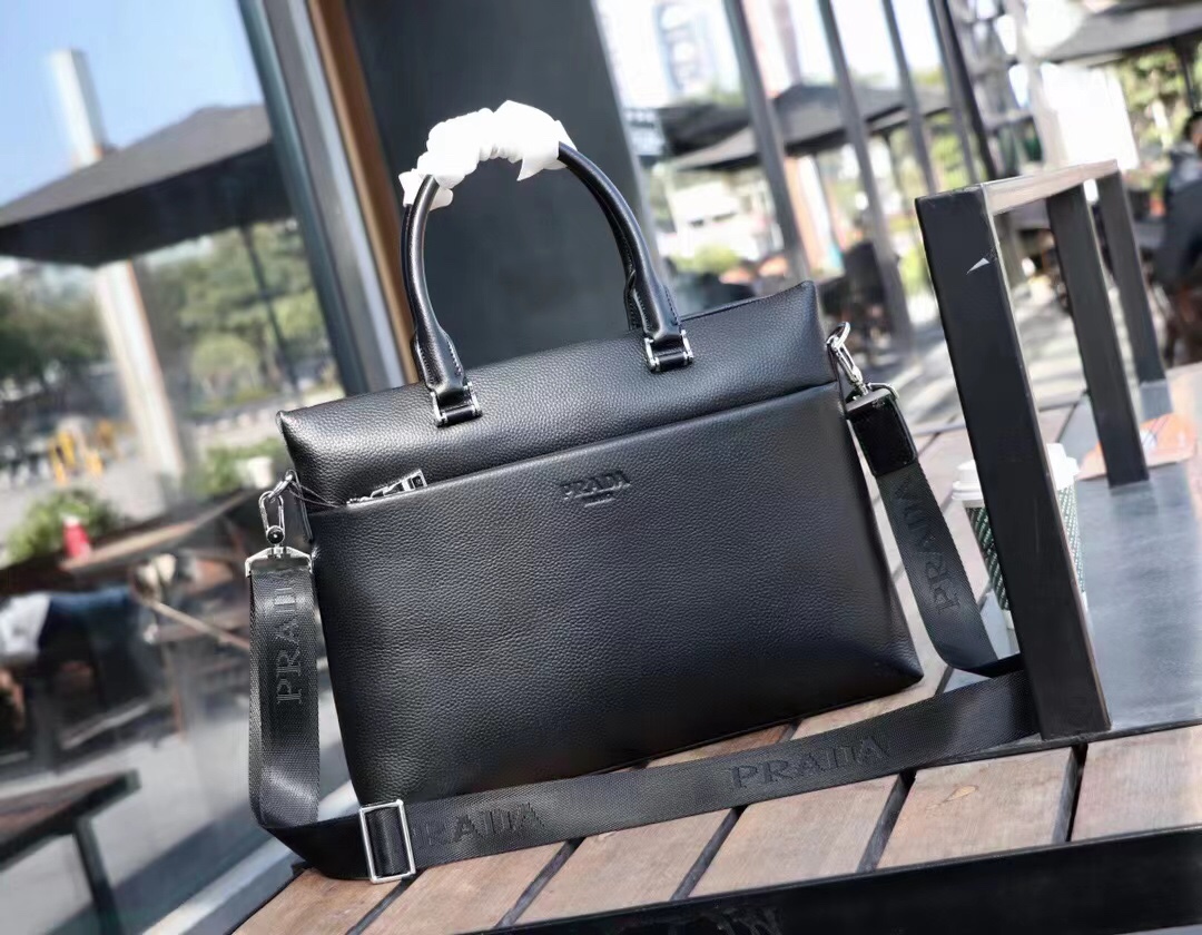 🅿490推出火爆 斜挎手提公文包🌲意大利进口牛皮🌲顶级货，🙀精钢五金均有品牌LOGO,看皮的光泽度，看油边，看走线，市场最高品质，没有之一，识货首选。尺寸：39.27.6颜色：黑色