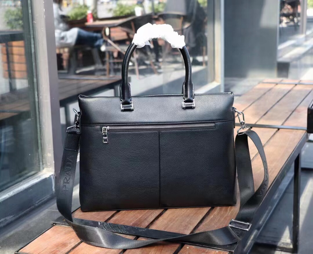 🅿490推出火爆 斜挎手提公文包🌲意大利进口牛皮🌲顶级货，🙀精钢五金均有品牌LOGO,看皮的光泽度，看油边，看走线，市场最高品质，没有之一，识货首选。尺寸：39.27.6颜色：黑色