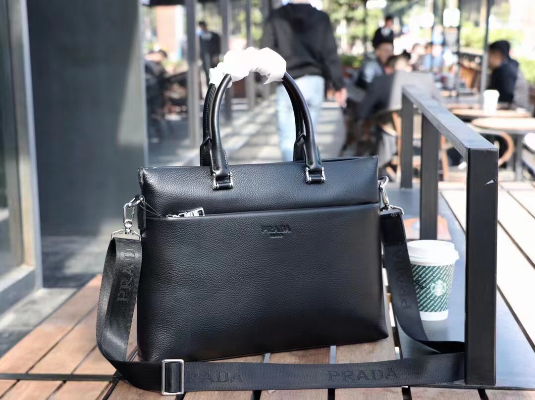 🅿490推出火爆 斜挎手提公文包🌲意大利进口牛皮🌲顶级货，🙀精钢五金均有品牌LOGO,看皮的光泽度，看油边，看走线，市场最高品质，没有之一，识货首选。尺寸：39.27.6颜色：黑色