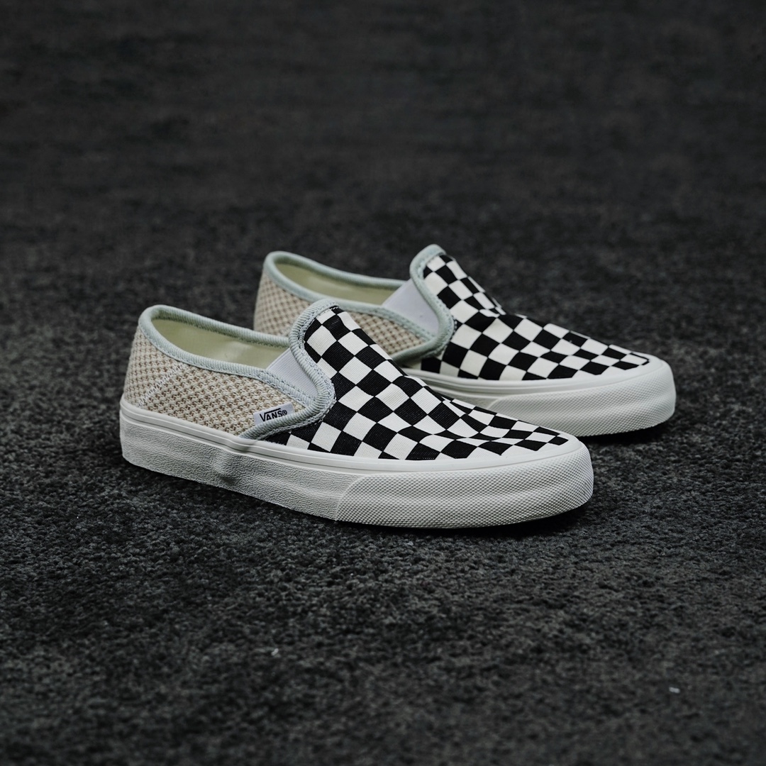 G0 Vans Slip-On SF 棋盘格一脚蹬经典棋盘格一脚蹬鞋身 让人眼前一亮的是鞋后身编织布面包围 一鞋两穿 可提起来穿 也可压下去当半拖穿 脚感更舒适
