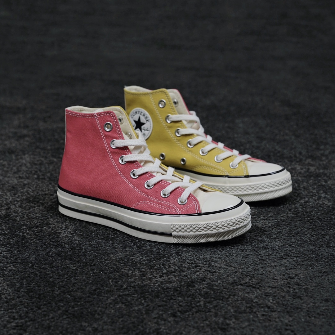 G0 匡威拼色冰淇淋 清凉夏日Converse Chuck 70s 红黄拼色经典的70S低帮鞋型蓝本，后跟星标贴片鞋身内外側采用拼色设计，外側鞋身蜜桃红，內侧鞋身奶黄色，鞋舌纯白色，左侧鞋舌内里印有可持续利用环保星形标识内外侧都是浅色调设计，对这种清新的配色真是毫无抵抗力