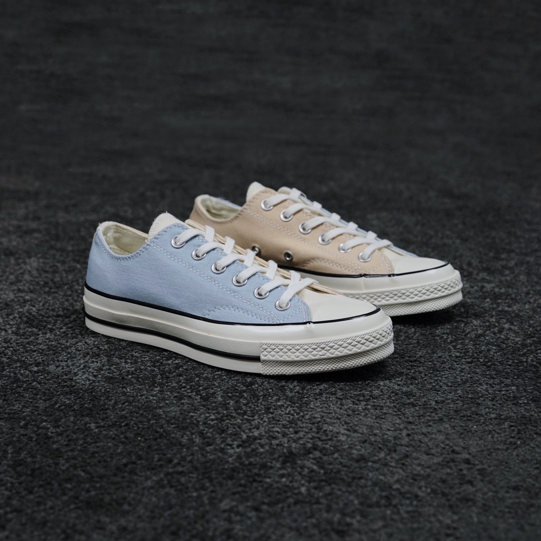G0 匡威拼色冰淇淋 清凉夏日Converse Chuck 70s 奶茶蓝拼色经典的70S低帮鞋型蓝本 后跟星标贴片鞋身内外侧采用拼色设计，外侧鞋身蓝色，內侧鞋身奶茶色，鞋舌纯白色，左侧鞋舌内里印有可持续利用环保星形标识内外侧都是浅色调设计，对这种清新的配色真是毫无抵抗力