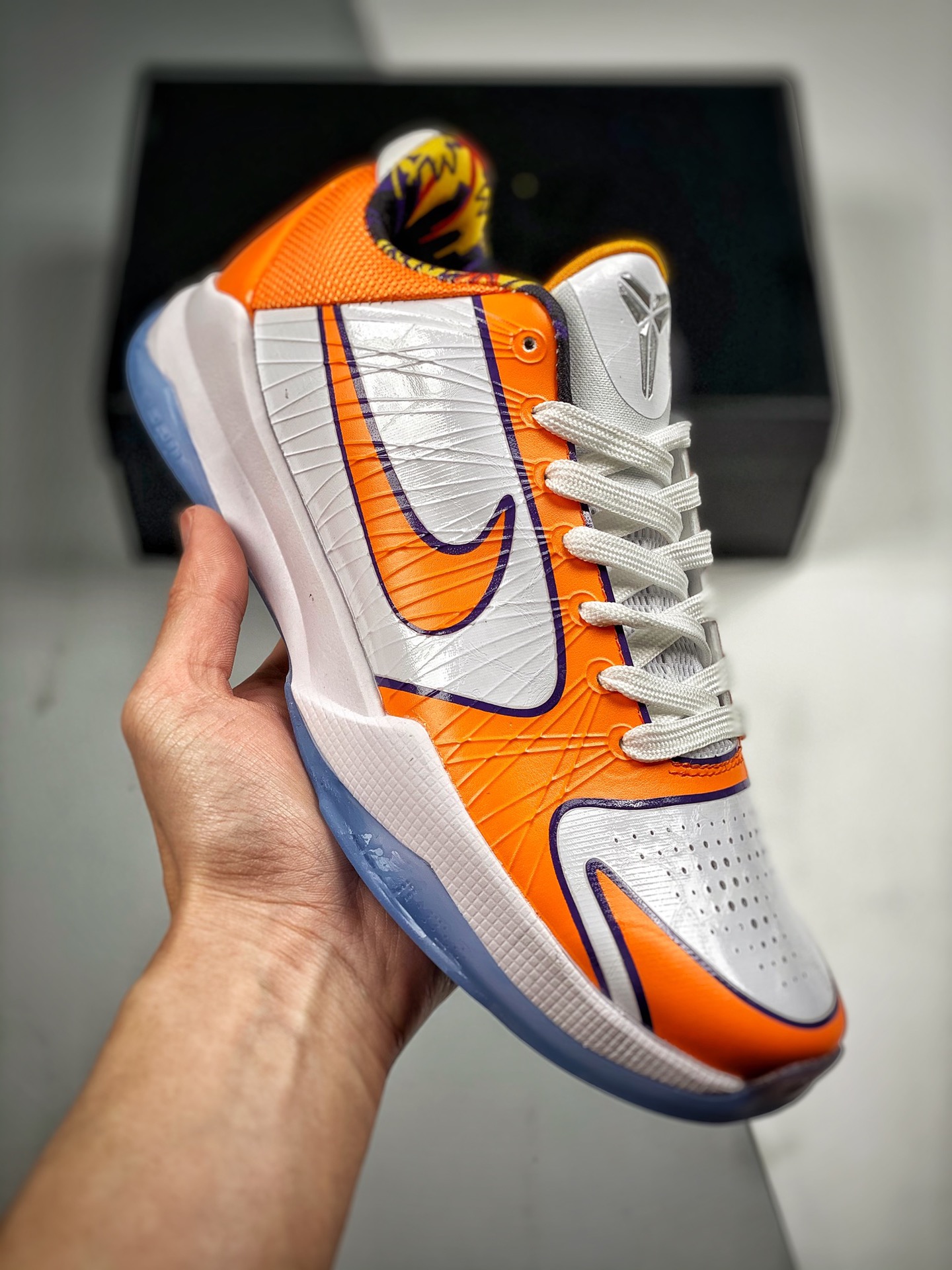 -3 Nike Zoom Kobe V Protro Kobe 5 blanco naranja. La parte superior utiliza una combinación de cuero sintétic…