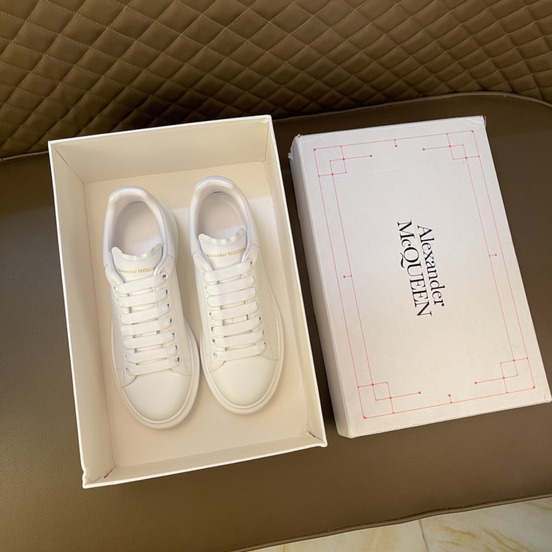 I5  高品质情侣款定制迪士尼联乘©Disney x Alexander McQueen sole sneakers亚历山大· 麦昆 Alexander McQueen 😍 欧美大师设计简洁高档大气，专柜品质值得信赖，面料进口顶级牛皮 。😍 羊皮内里🐑 做工精细，专柜原版大底，上脚舒适百搭，潮男乐福专属定制，小 麦昆 Alexander McQueen  适合司机户外行车🚗 休闲鞋系列之首，女码：35-39 男鞋