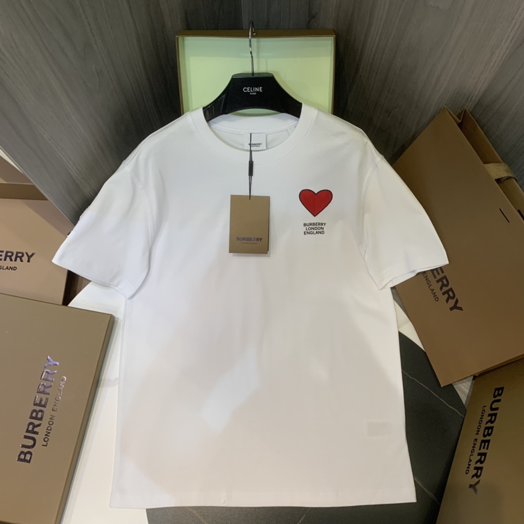 BBR 🅱️ La camiseta para pareja limitada del Día de San Valentín de edición limitada Burberry 2024ss está simplemente e…