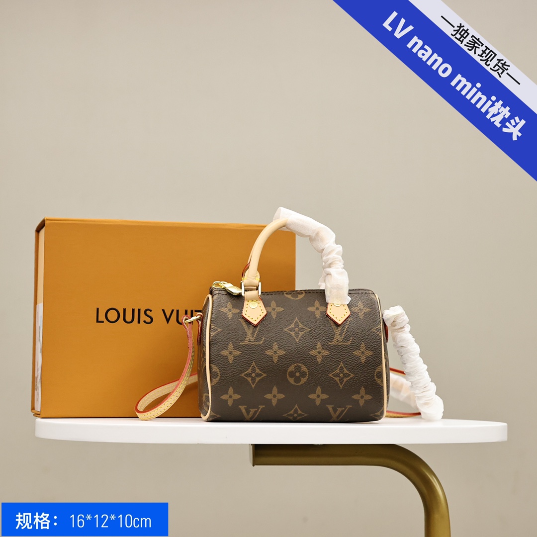LV Nano迷你枕头包💰190 原厂青铜五金.标志性的Monogram涂层配置欧洲定制.原始完美的微型Speedy袋迷你版.缝线精致.轻盈无比.上身效果超棒. 规格:16*12*10cm 折叠礼盒装.