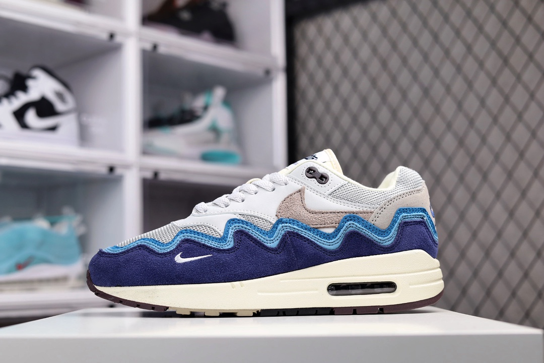 G0 公司级 Patta x Nike Air Max 1“Monarch”复古休闲跑步鞋。本次Nike携手来自荷兰阿姆斯特丹的接头品牌Patta,共同打造全新特别版Air Max 1。鞋面采用全新羊绒皮，透气性好耐磨损。侧面在经典Air Max 1的元年鞋形基础加入新颖波浪形图案设计，鞋舌鞋垫都缀以Patta品牌标志，鞋头处的Nike Swoosh更为这款联名之作增添了点睛之笔×885YN