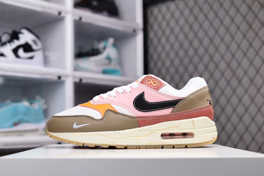 G0 公司级 Patta x Nike Air Max 1“Monarch”复古休闲跑步鞋。本次Nike携手来自荷兰阿姆斯特丹的接头品牌Patta,共同打造全新特别版Air Max 1。鞋面采用全新羊绒皮，透气性好耐磨损。侧面在经典Air Max 1的元年鞋形基础加入新颖波浪形图案设计，鞋舌鞋垫都缀以Patta品牌标志，鞋头处的Nike Swoosh更为这款联名之作增添了点睛之笔×885YN