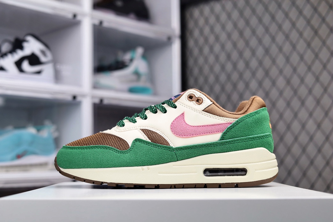 G0 公司级 Patta x Nike Air Max 1“Monarch”复古休闲跑步鞋。本次Nike携手来自荷兰阿姆斯特丹的接头品牌Patta,共同打造全新特别版Air Max 1。鞋面采用全新羊绒皮，透气性好耐磨损。侧面在经典Air Max 1的元年鞋形基础加入新颖波浪形图案设计，鞋舌鞋垫都缀以Patta品牌标志，鞋头处的Nike Swoosh更为这款联名之作增添了点睛之笔×885YN