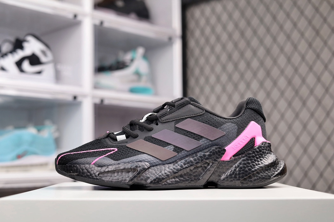 G0 Adidas Boost X F5 00L4 W全新99系列复古爆米花跑鞋整体造型极具速度感，与 Adidas ZX 系列相似的硬挺廓形。 鞋面以织面材质，搭配热固橡胶装饰，三角形贴面让鞋身呈现出满满的科技感与力量感。 中底以夸张的前后掌厚度差呈现，锯齿状廓形，后跟向外大幅延伸，设计非常拉风。 另外，这双鞋的外底花纹构成也非常独特，致密的小方格纹深浅不一。 前掌外沿还配有特殊处理的稳固模块，搭配 Boost 中底材质×336XQ