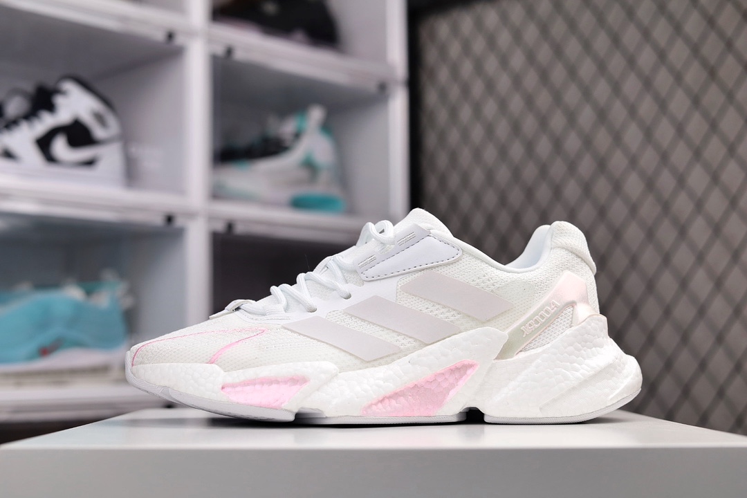 G0 Adidas Boost X F5 00L4 W全新99系列复古爆米花跑鞋整体造型极具速度感，与 Adidas ZX 系列相似的硬挺廓形。 鞋面以织面材质，搭配热固橡胶装饰，三角形贴面让鞋身呈现出满满的科技感与力量感。 中底以夸张的前后掌厚度差呈现，锯齿状廓形，后跟向外大幅延伸，设计非常拉风。 另外，这双鞋的外底花纹构成也非常独特，致密的小方格纹深浅不一。 前掌外沿还配有特殊处理的稳固模块，搭配 Boost 中底材质×336XQ