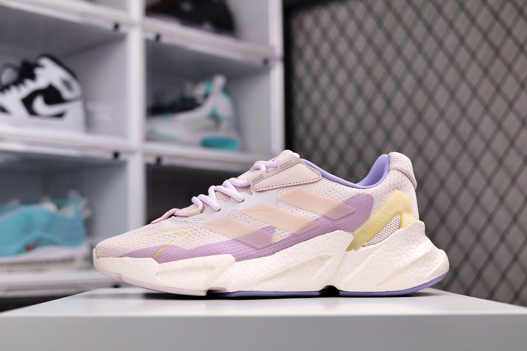 G0 Adidas Boost X F5 00L4 W全新99系列复古爆米花跑鞋整体造型极具速度感，与 Adidas ZX 系列相似的硬挺廓形。 鞋面以织面材质，搭配热固橡胶装饰，三角形贴面让鞋身呈现出满满的科技感与力量感。 中底以夸张的前后掌厚度差呈现，锯齿状廓形，后跟向外大幅延伸，设计非常拉风。 另外，这双鞋的外底花纹构成也非常独特，致密的小方格纹深浅不一。 前掌外沿还配有特殊处理的稳固模块，搭配 Boost 中底材质×336XQ