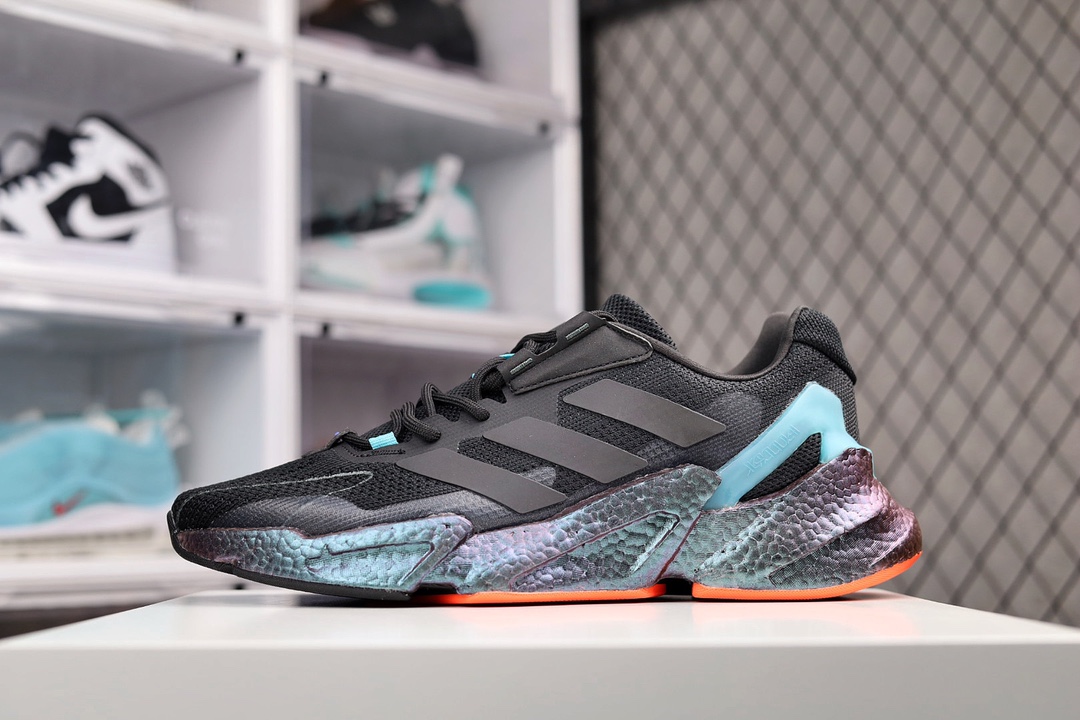 G0 Adidas Boost X F5 00L4 W全新99系列复古爆米花跑鞋整体造型极具速度感，与 Adidas ZX 系列相似的硬挺廓形。 鞋面以织面材质，搭配热固橡胶装饰，三角形贴面让鞋身呈现出满满的科技感与力量感。 中底以夸张的前后掌厚度差呈现，锯齿状廓形，后跟向外大幅延伸，设计非常拉风。 另外，这双鞋的外底花纹构成也非常独特，致密的小方格纹深浅不一。 前掌外沿还配有特殊处理的稳固模块，搭配 Boost 中底材质×336XQ