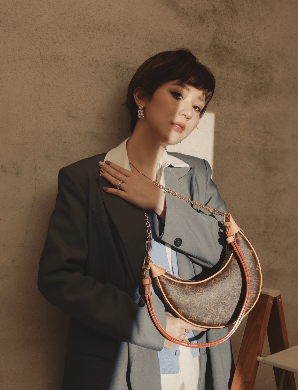 NO:176727,M81098 Pea Crescent Bag Model upper body renderings,19860909M81098豌豆月牙包 模特上身效果图,,Bag