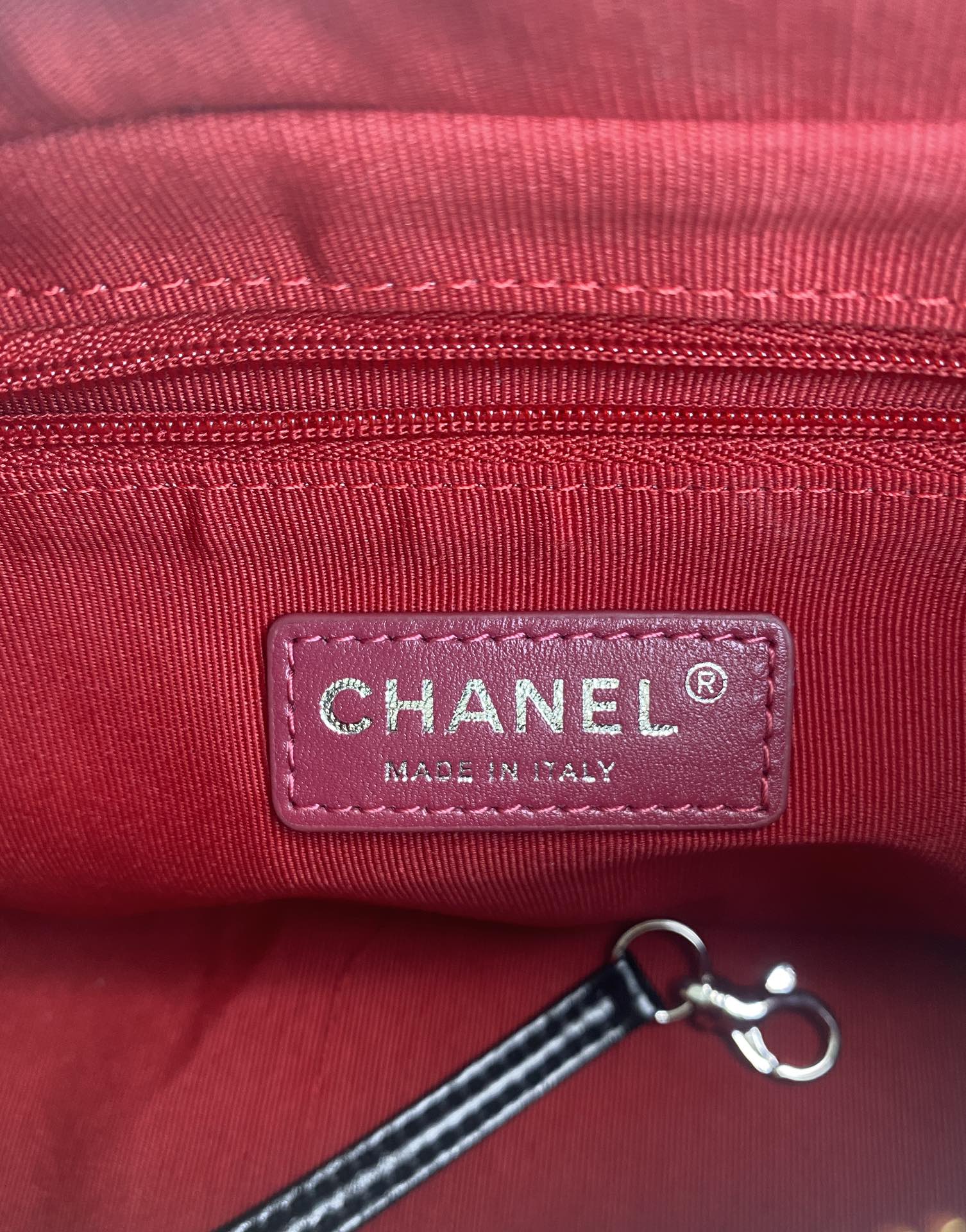 Chanel流浪包材质复古小牛皮光滑