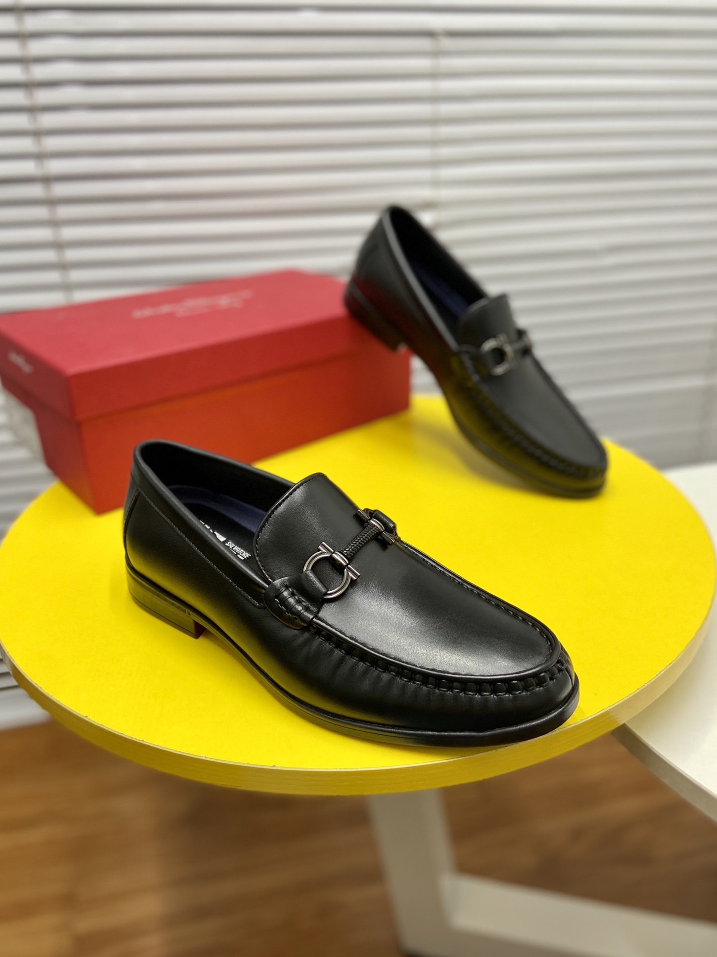 I5 高端牛里菲拉格慕Ferragamo高端品质休闲皮鞋上市．风格华贵典雅，实用性和款式并重，我们异常关注质量和细节，专柜原版1：1超精准复刻 鞋楦皮料，做工舒适度都毫不逊色，材质：鞋面进口头层高丝光牛皮牛皮内里，超百搭帅气
