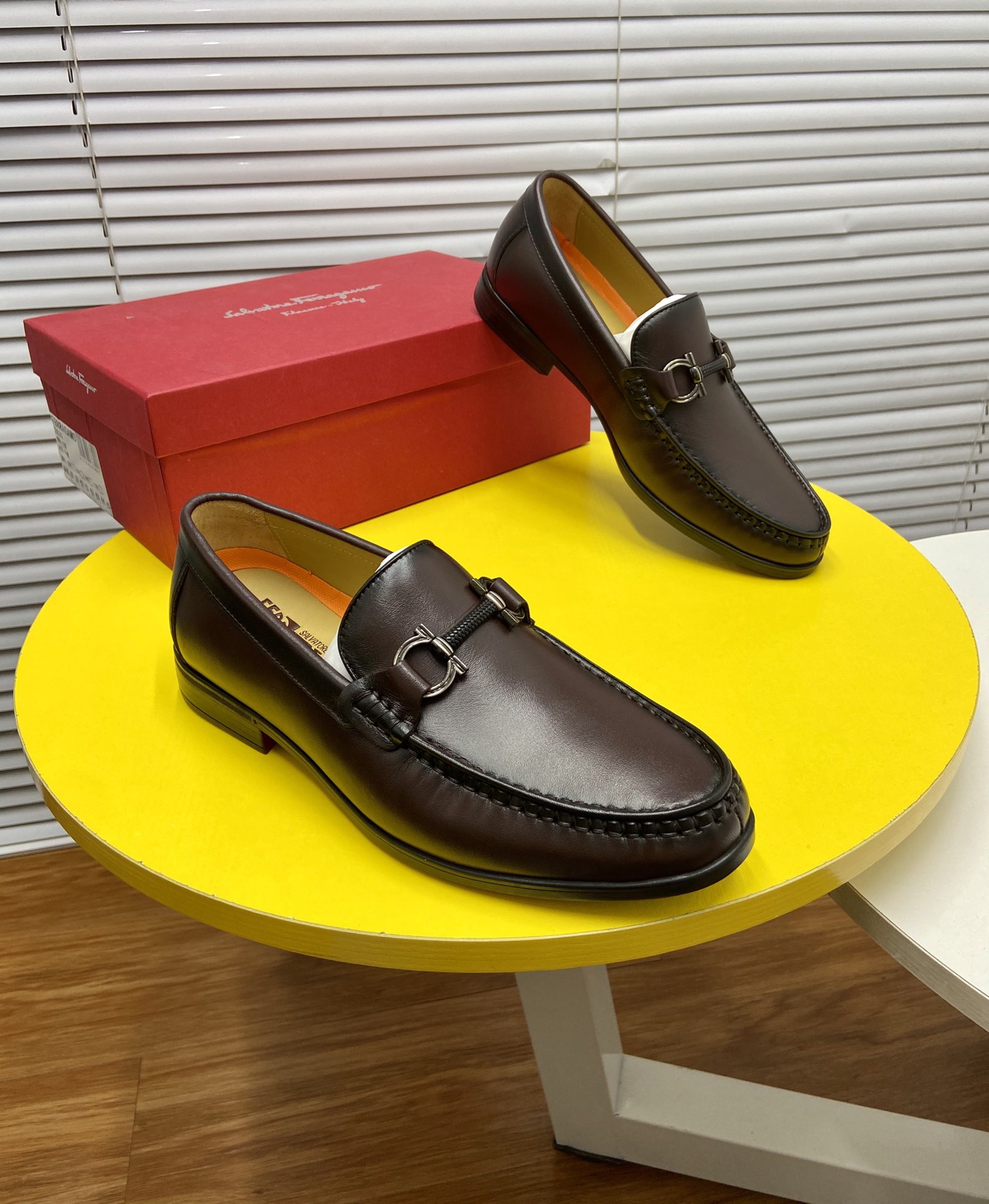 I5 高端牛里菲拉格慕Ferragamo高端品质休闲皮鞋上市．风格华贵典雅，实用性和款式并重，我们异常关注质量和细节，专柜原版1：1超精准复刻 鞋楦皮料，做工舒适度都毫不逊色，材质：鞋面进口头层高丝光牛皮牛皮内里，超百搭帅气