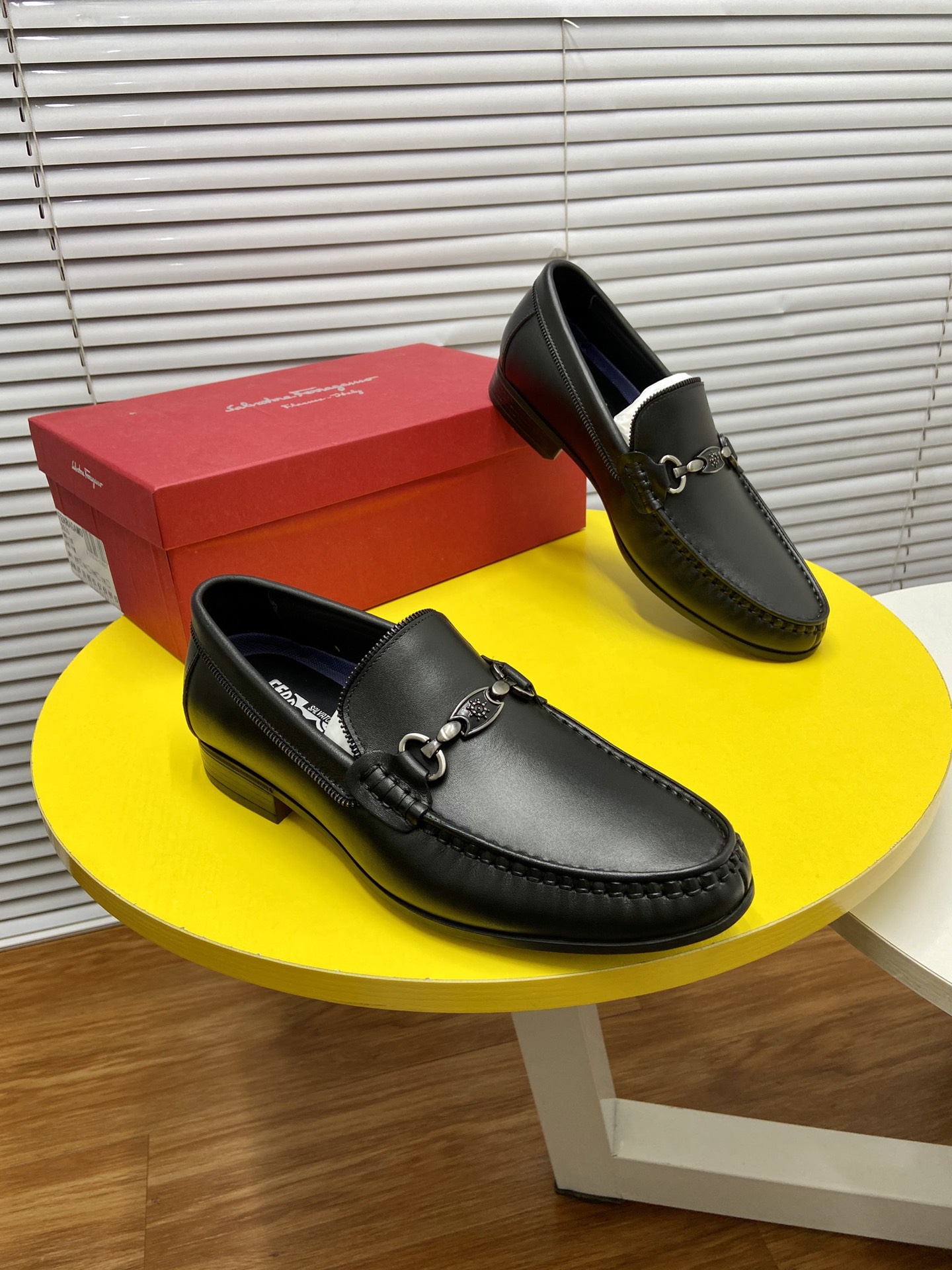 I5 高端牛里菲拉格慕Ferragamo高端品质休闲皮鞋上市．风格华贵典雅，实用性和款式并重，我们异常关注质量和细节，专柜原版1：1超精准复刻 鞋楦皮料，做工舒适度都毫不逊色，材质：鞋面进口头层高丝光牛皮牛皮内里，超百搭帅气