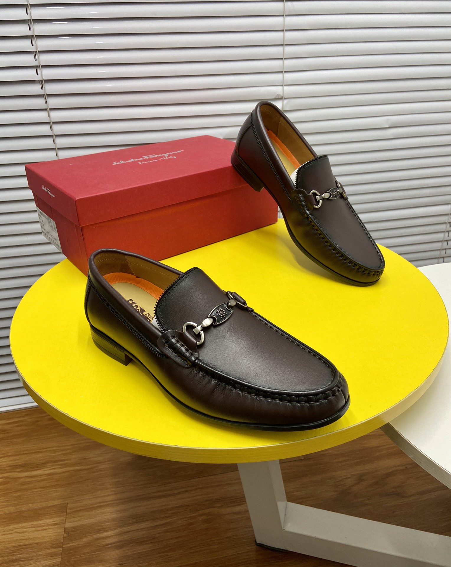 I5 高端牛里菲拉格慕Ferragamo高端品质休闲皮鞋上市．风格华贵典雅，实用性和款式并重，我们异常关注质量和细节，专柜原版1：1超精准复刻 鞋楦皮料，做工舒适度都毫不逊色，材质：鞋面进口头层高丝光牛皮牛皮内里，超百搭帅气