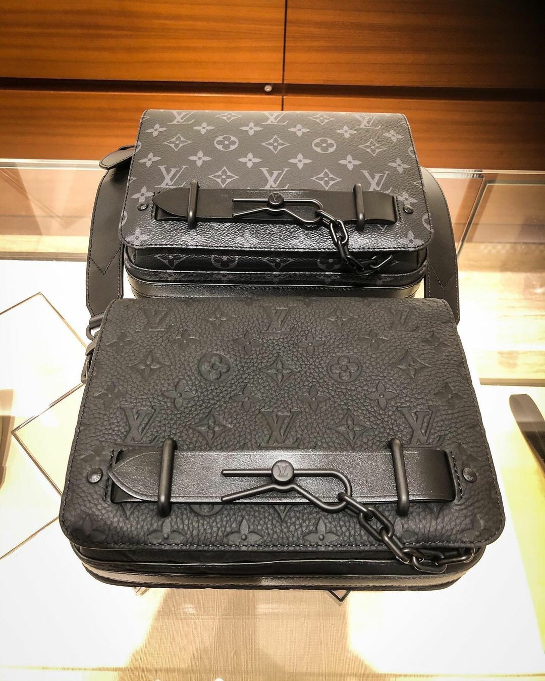 NO:388266,Original development, official website details... M45585^_^57307 upper body picture, LV [top original list], louis vuitton19860909原版开发,官方网细节... M45585^_^57307上身图,LV【顶级原单】,louis vuitton,Bag