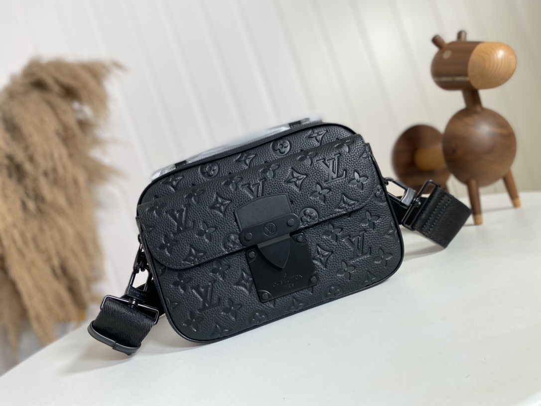 Copy AAA+
 Louis Vuitton Messenger Bags Black Blue Taurillon M58489