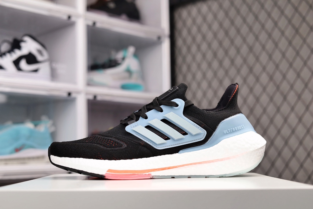 H0 Ad Ultra Boost 22 Consortium阿迪达斯新款8.0厚底爆米花跑鞋全掌Boost将缓震和能量回馈再一次进行了升级，提供更好的舒适穿着体验，UB8.0 J5 oPrimeknit编织工艺，S型Heel Counter提供更加精准锁定后跟，带来出众的后跟包裹，LEP创新大底延续马牌橡胶大底，同时新加入LEP结构，为每一步提供更多动力及更好回弹×552BL