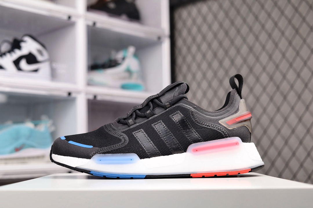 H0 阿迪达斯经典三叶草(AdidasOriginals)系列AdidasOriginals走上了巅峰，adidasNMDV3鞋，强烈的氛围与您 相匹配。毛绒BOOST缓震装置意味着良好的氛围永无止境，无尽的能量回馈让您在夜幕降临时感到舒适。透明鞋跟夹和带斑点的TPU中底使渐进式探索更加完美×996WS