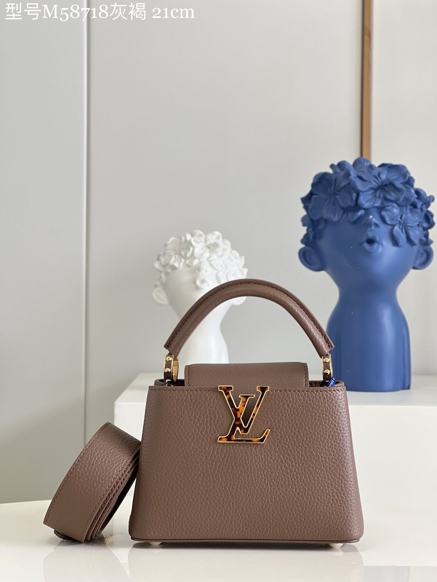 NO:398569,【Exclusive real photo Model M58718 gray-brown mini】M96467 M56071 Capucines mini handbag imported from France, shiny metal trim, unique Capucines cover can be included in the bag to display letter logos, and can be turned outwards. It presents Monogram Flower pattern size: 21x14x8 cm KL.1250,LV [original leather],louis vuitton,cowhide19860909【独家实拍 型号M58718灰褐 迷你】M96467 M56071 Capucines 迷你手袋 法国进口小牛皮,闪亮的金属饰件,特有的Capucines搭盖既可收入包内展示字母标识,又可外翻 呈现Monogram Flower图案 size:21x14x8 cm KL.1250,LV【原厂皮】,louis vuitton,cowhide,Bag