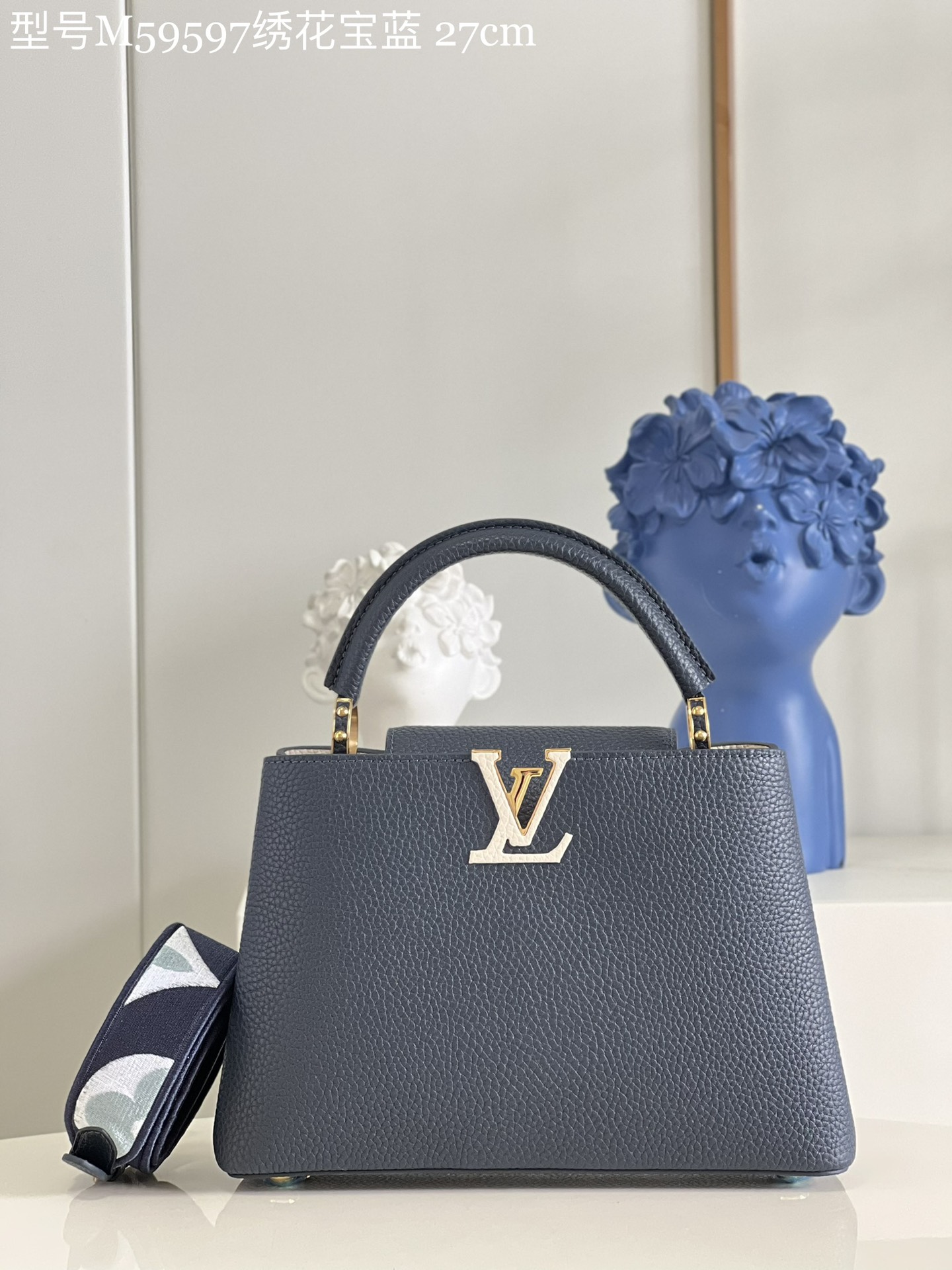 NO:398583,[Exclusive real photo Model M59597 embroidered royal blue small] Capucines BB handbag imported from France, shiny metal trim, unique Capucines cover can be included in the bag to display letter logos, and can be turned outward. It presents Monogram Flower pattern size: 27 x 18 x 9cm KL.1350, LV [original leather], louis vuitton, cowhide19860909【独家实拍 型号M59597绣花宝蓝 小号】 Capucines BB手袋 法国进口小牛皮,闪亮的金属饰件,特有的Capucines搭盖既可收入包内展示字母标识,又可外翻 呈现Monogram Flower图案 size:27 x 18 x 9cm KL.1350,LV【原厂皮】,louis vuitton,cowhide,Bag