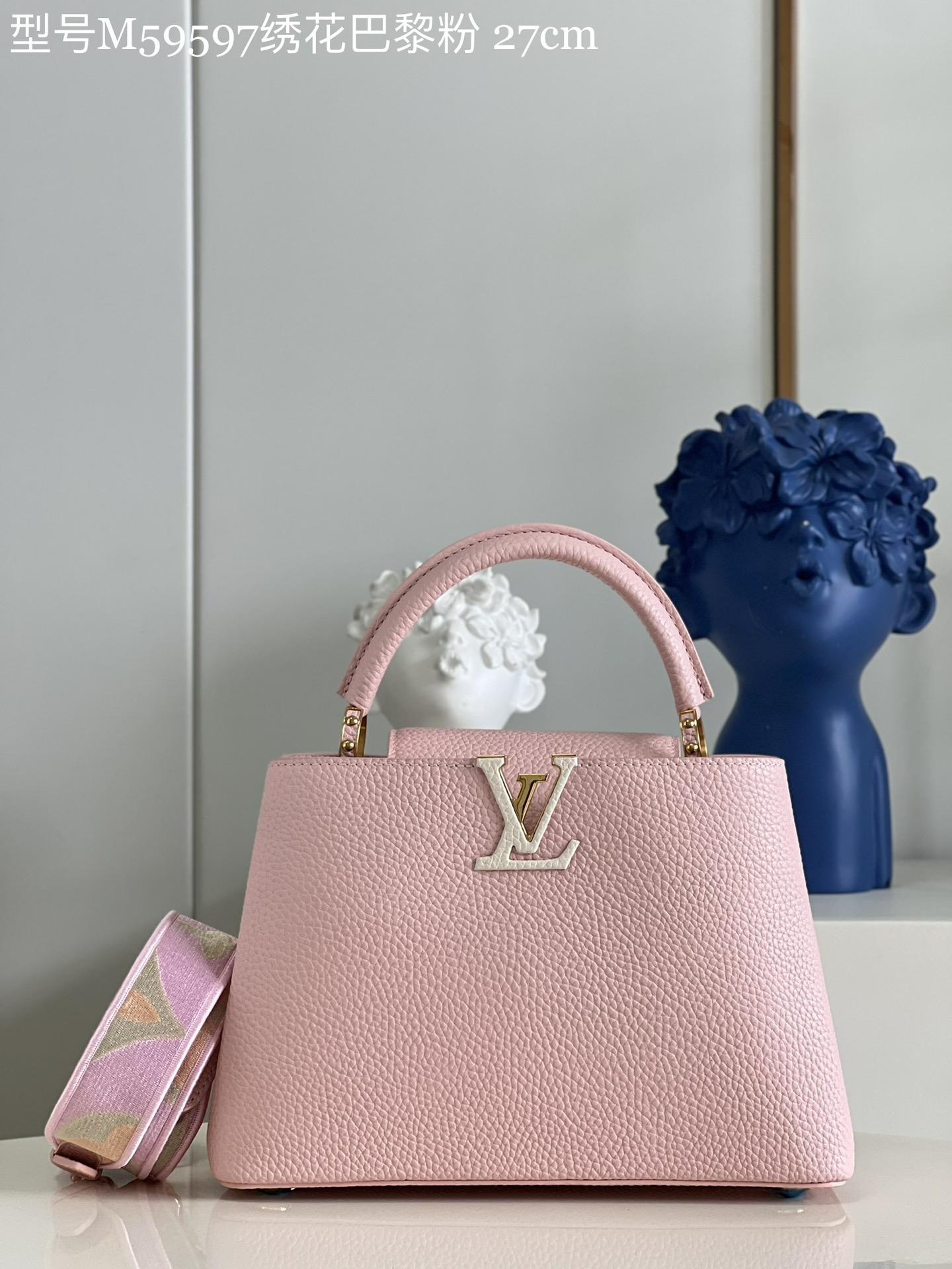 NO:398589,[Exclusive real photo Model M59597 embroidered Paris powder small] Capucines BB handbag imported from France, shiny metal trim, unique Capucines cover can be included in the bag to display letter logos, and can be turned outward. It presents Monogram Flower pattern size: 27 x 18 x 9cm KL.1350, LV [original leather], louis vuitton, cowhide19860909【独家实拍 型号M59597绣花巴黎粉 小号】 Capucines BB手袋 法国进口小牛皮,闪亮的金属饰件,特有的Capucines搭盖既可收入包内展示字母标识,又可外翻 呈现Monogram Flower图案 size:27 x 18 x 9cm KL.1350,LV【原厂皮】,louis vuitton,cowhide,Bag