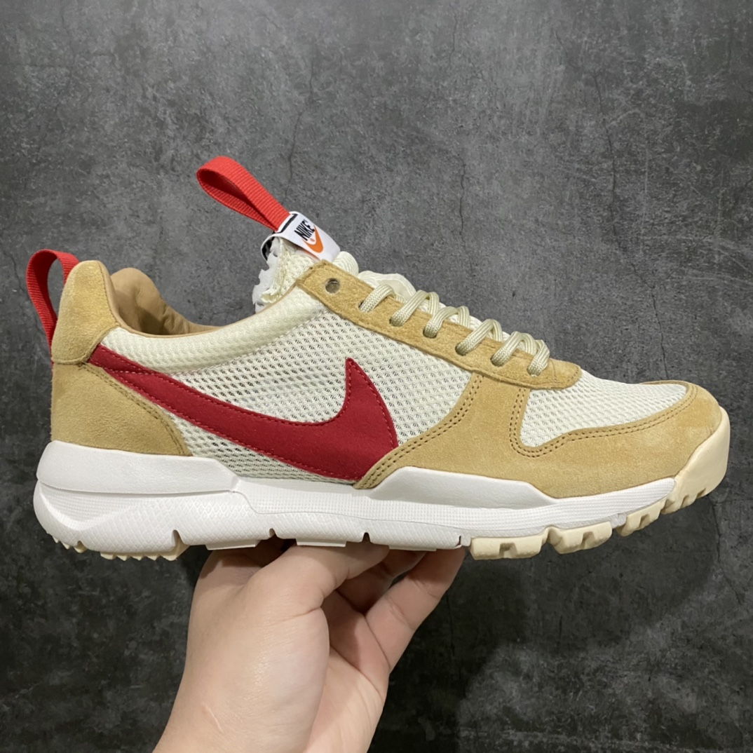 Tom Sachs x NK Craft Mars Yard 2.0 联名宇航员神游太空百搭休闲运动透气慢跑鞋“复古做旧黄红勾”AA2261-100 正确原厂钢印 正确中底针车工艺 原装配件原盒原标 原装进口鞋垫 进口乳胶 原档案私模大底打造#韩国大宇原厂网纱 台湾进口丝绒猪巴革材质饰片 中底外后侧带四杠竖纹原装鞋垫,泡棉乳胶缓震 全套完美原装配件及包装物❗️ 尺码:38.5 39 40 40.5 41 42 42.5 43 44 44.5 45 46-选品中心