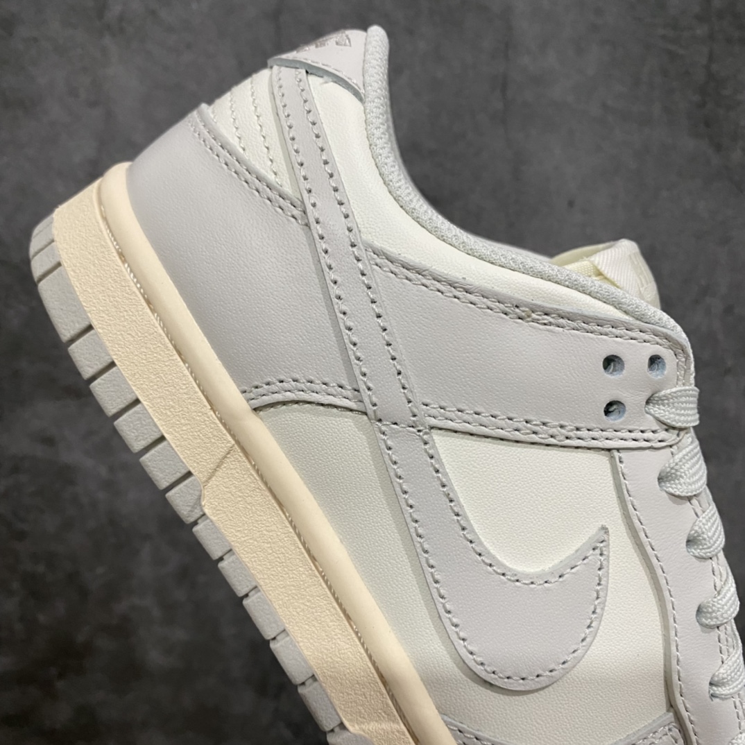 图片[7]-K版纯原 NK Dunk Low 骨白 DD1503-107 原厂Sadesa D7 皮料 厚度1.45CM 细纹排气孔完全一致 全套原楦原模倾力打造完美版型 独家原厂航空铝磨具打磨大底 鞋头坡度极致还原 无解鞋型 原盒原配 圈内天花板工艺 原厂冲刀 超高清洁度 全鞋零毛边皮料切割 采用原厂百宏鞋带以及原厂百宏织唛舌标 内标可供原厂几率过验 原厂中底布黄色点胶 原厂中底布拉帮走线遵循公司‼️ 尺码：35.5 36 36.5 37.5 38 38.5 39 40 40.5 41 42 42.5 43 44 44.5 45 46 47.5-选品中心